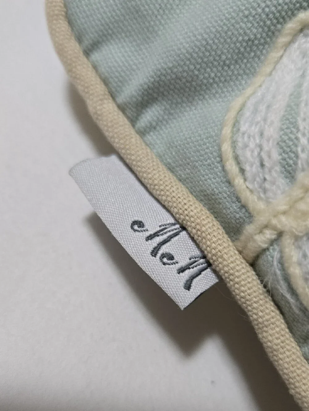 N/A elegant pale